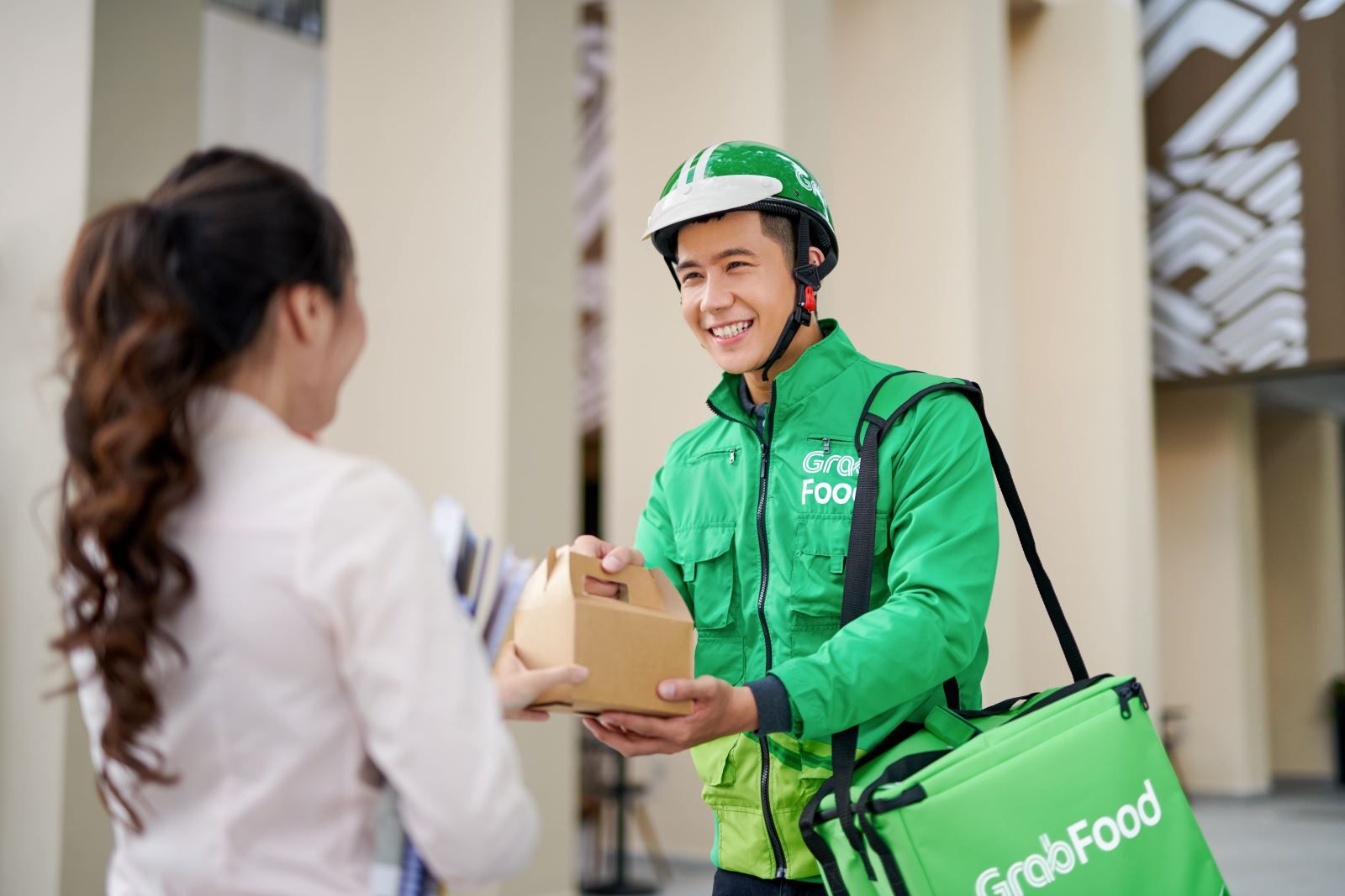 Nhà hàng cần mang đồ ăn đến Điểm Hỗ Trợ của Grab để hoàn tất quy trình bồi hoàn GrabFood theo quy định.