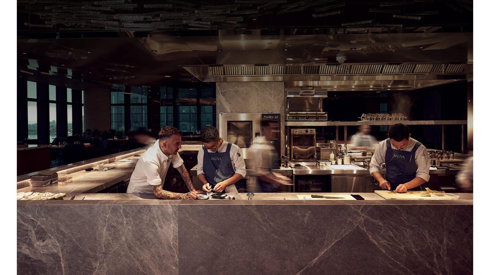 Ngành F&B đang phát triển mạnh mẽ, kéo theo nhu cầu tối ưu hóa quy trình vận hành và nâng cao trải nghiệm khách hàng. Giải pháp Fnb ra đời như một trợ thủ đắc lực, giúp doanh nghiệp quản lý hiệu quả, giảm thiểu chi phí và gia tăng doanh thu. Từ hệ thống đặt hàng trực tuyến, quản lý kho, đến thanh toán không tiền mặt, công nghệ đang thay đổi cách thức vận hành của ngành F&B, tạo ra sự khác biệt và lợi thế cạnh tranh. Cùng DigiFnB tìm hiểu chi tiết về 